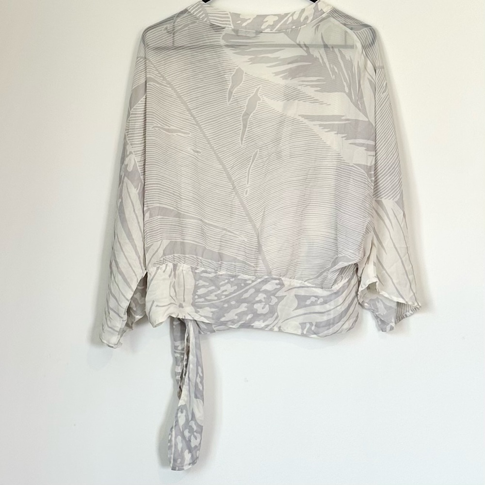 New York & Company White and Gray Palm Tropical Patterned Blouse - Size: Large - Picture 4 of 5